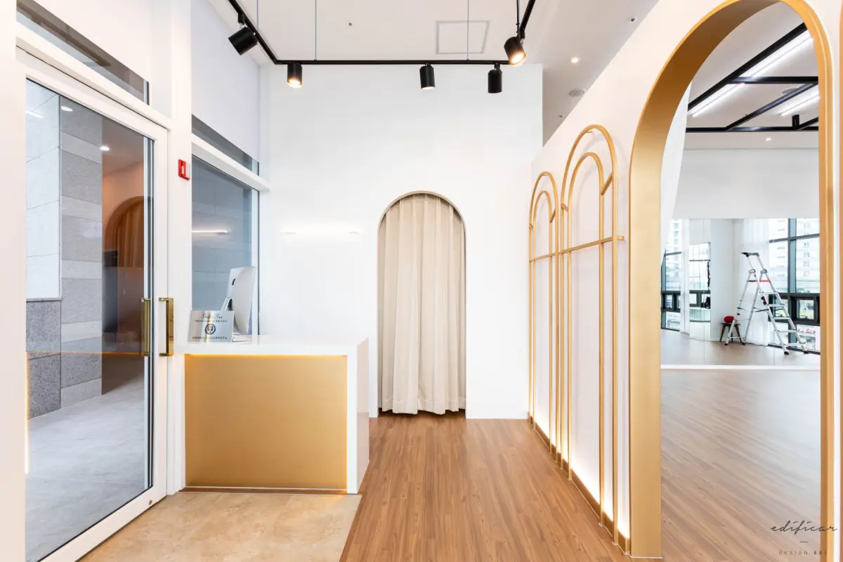 골드 포인트가 돋보이는 프리미엄 요가원 리셉션